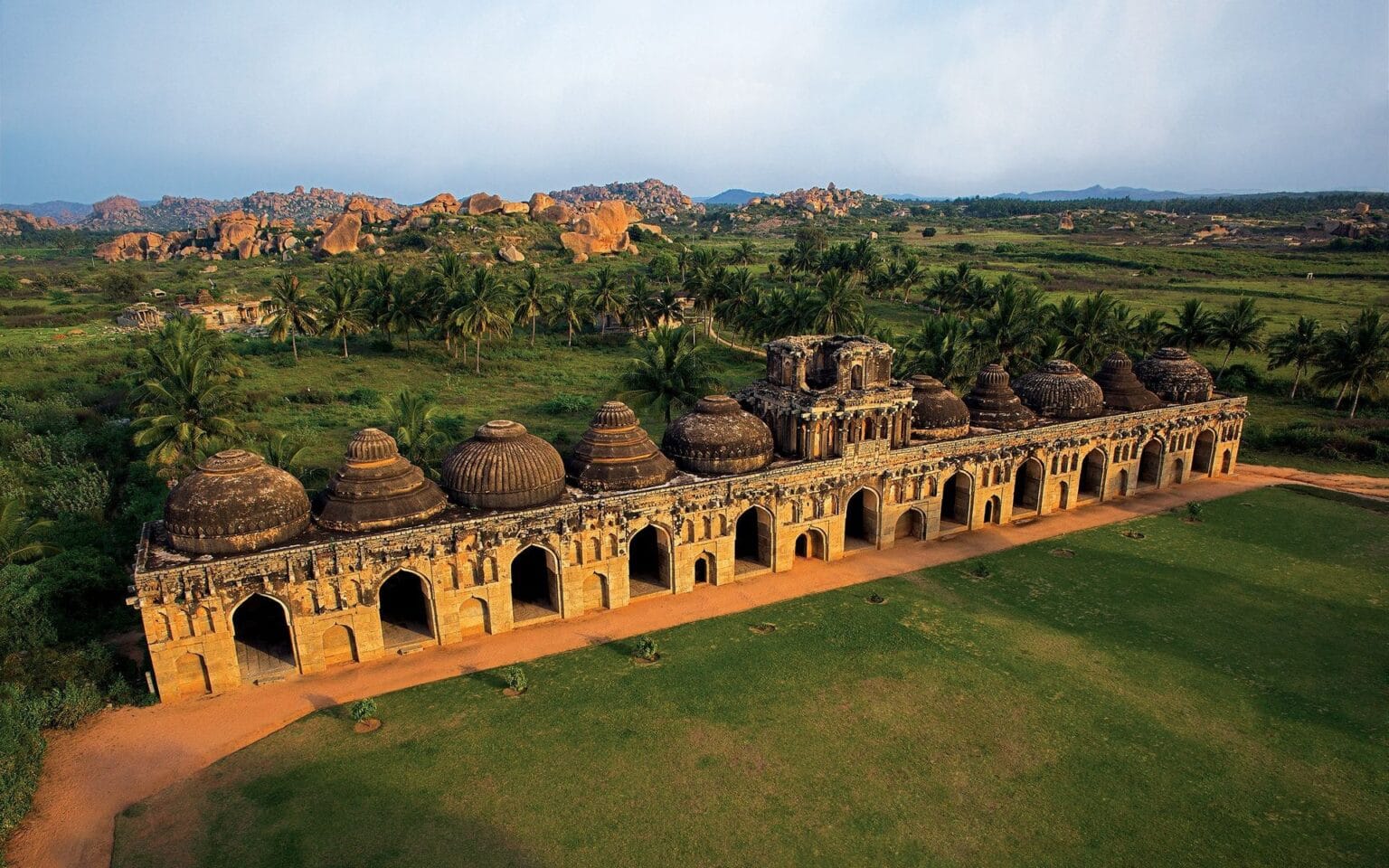 Stajnie-dla-seoni-Hampi.jpg