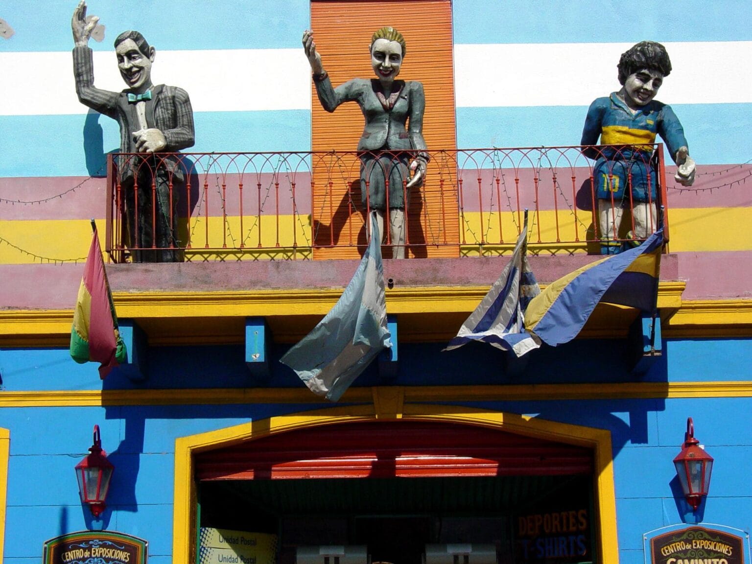 Statutes_of_Gardel_-_Peron_-_Maradona_in_La_Boca_-_Buenos_Aires_-_Argentina.jpg