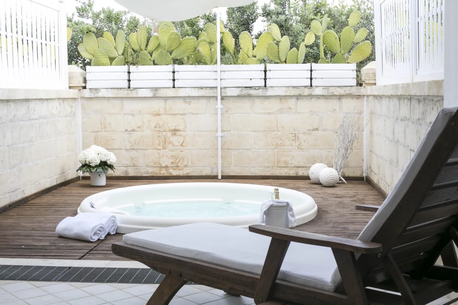 Superior-room-oustide-Jacuzzi6.jpg