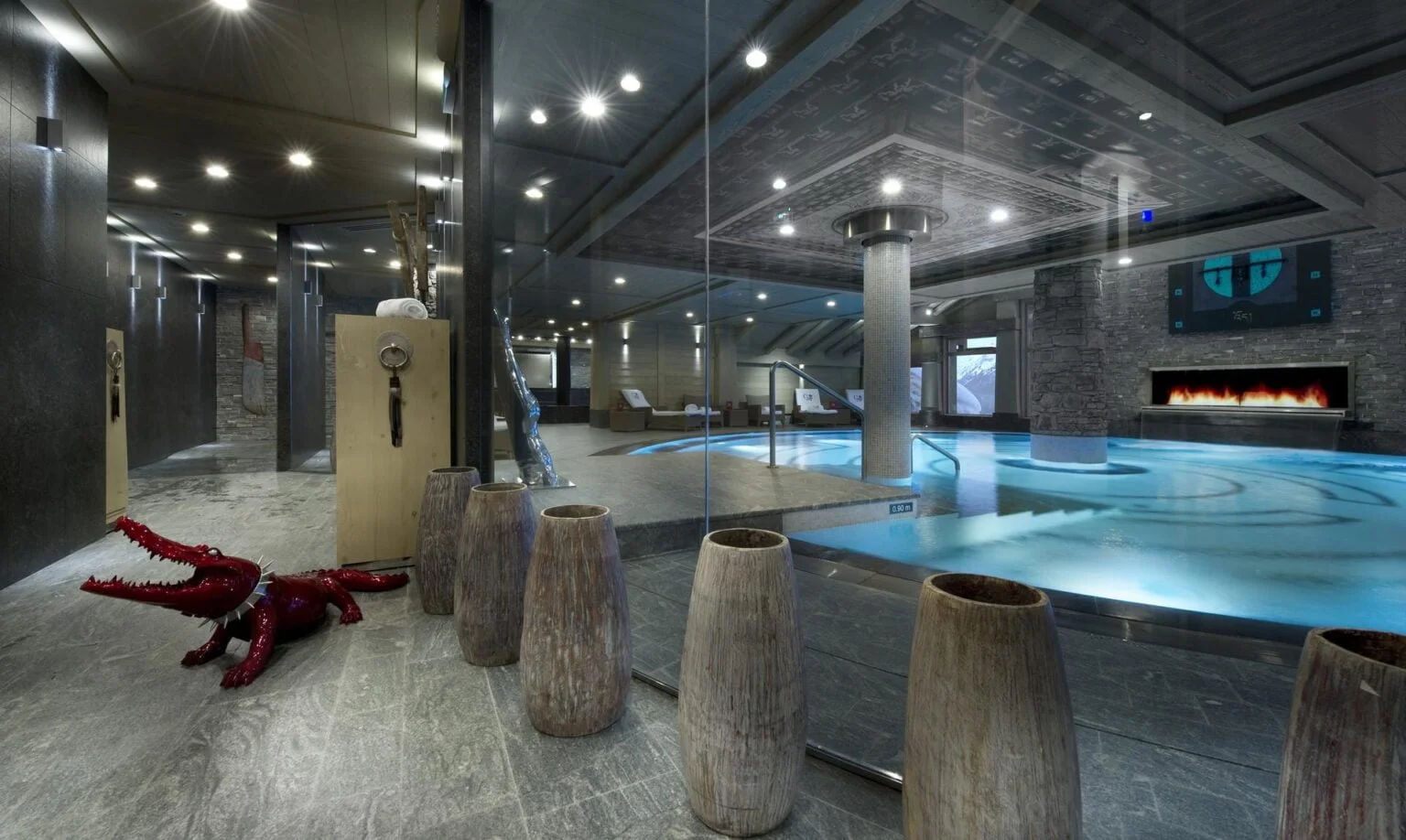 TeLe-K2-Palace-Infinity-pool.jpg
