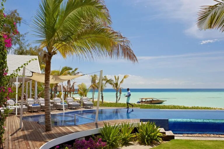 Приватний острів замість готелю – найнезвичайніші подорожі 2026 року, Кожна має свою історію, свій ритм і своє визначення розкоші, Чому приватний острів?, Приватний острів Velaa, Мальдіви – острів, який є ретельно продуманим витвором мистецтва, Приватний острів Kudadoo Maldives від Hurawalhi – приватність в ультрарозкішному варіанті, Острів Чале, Кенія – африканський приватний острів з більш чуттєвим, природним характером, Острів Джумейра Танда – приватний острів, зведений у ранг окремого світу, Для острова Гілі Ланканфуші, Мальдіви, у нас є три терміни: босоніж, легкий і красивий, Курорт Le Taha'a Island, Французька Полінезія – приватний острів з ароматом ванілі, Міавана на Нусі Анкао, Мадагаскар – у пошуках лемурів і хамелеонів, Як вибрати правильний острів для себе?, В CARTER ми вважаємо, що приватний острів сам по собі не є місцем призначення