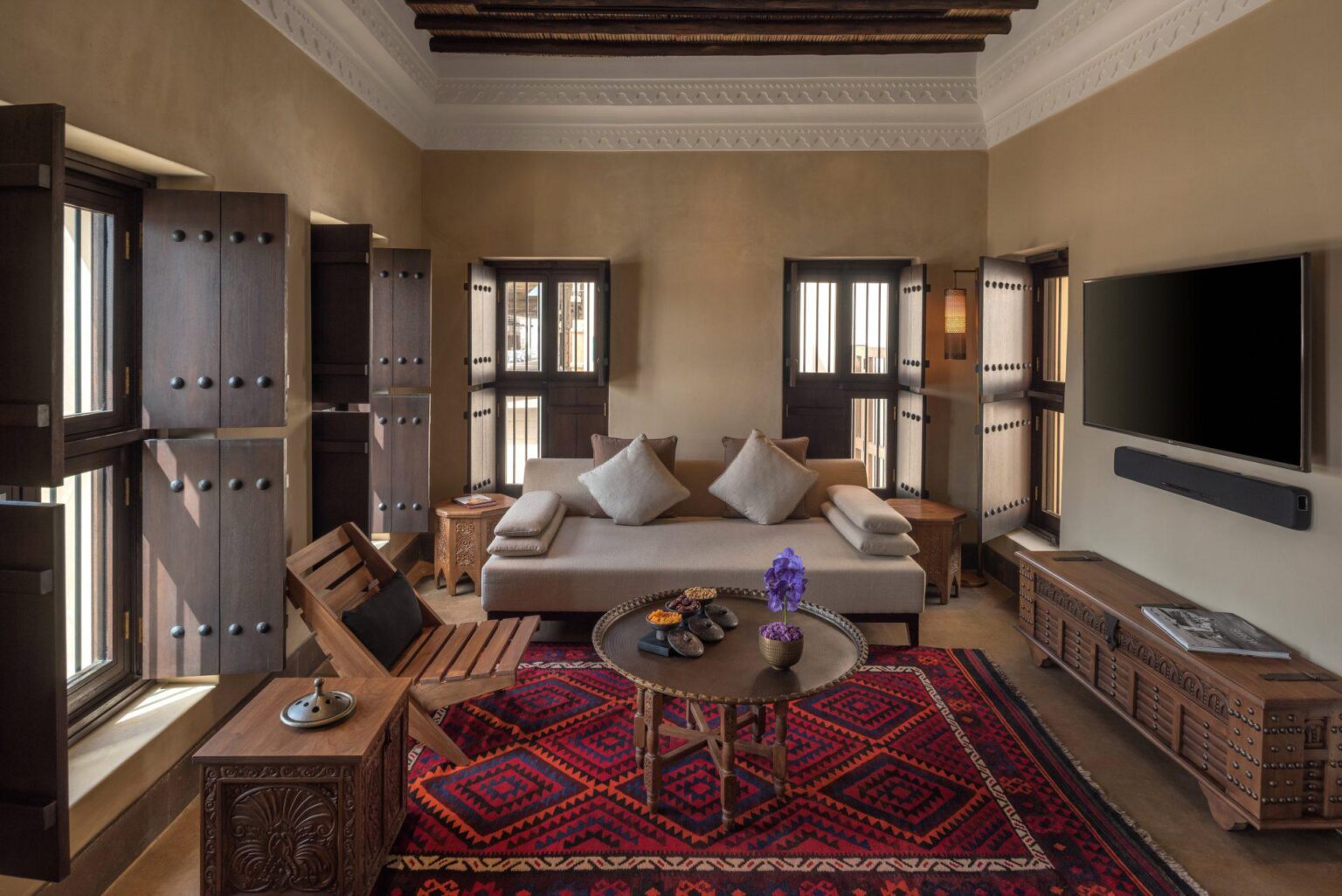 The-Chedi-Al-Bait-Szardza-ZEA-Majlis-Heritage-Suite.jpg