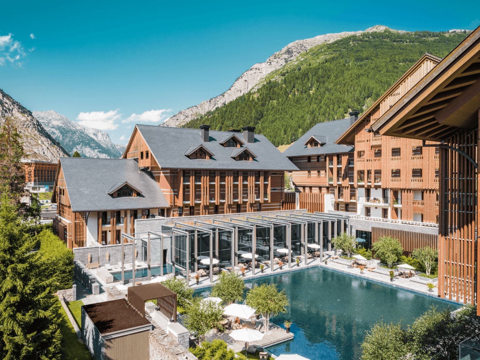 The-Chedi-Andermatt-Szwajcaria-luksusowe-hotele-w-Szwajcarii-narty-w-Szwajcarii-wyjazdy-na-narty-do-Szwajcarii-najlepsze-osrodki-narciarskie-w-Szwajcarii-najlepsze-hotele-w-Szwajcarii-1.png