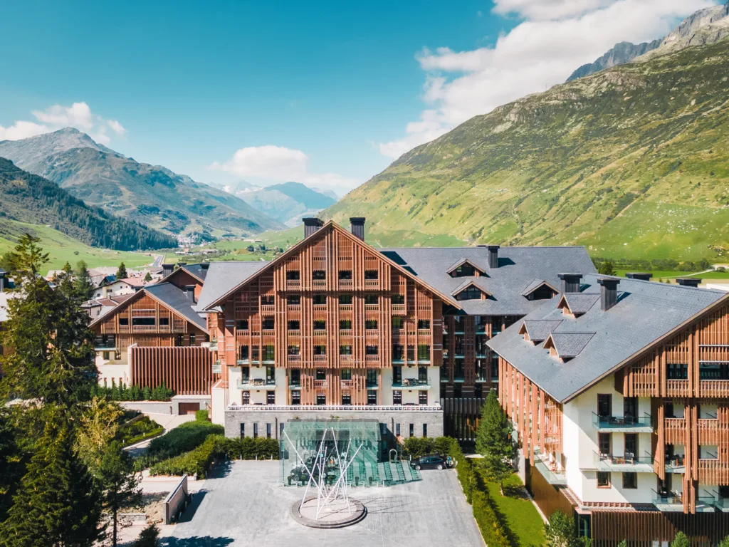 Alpy Szwajcarskie,The Chedi Andermatt,Andermatt,narty szwajcaria,Andermartt popularny kurort narciarski w Szwajcarii,Wycieczka pociągiem Glacier Express w Szwajcarii