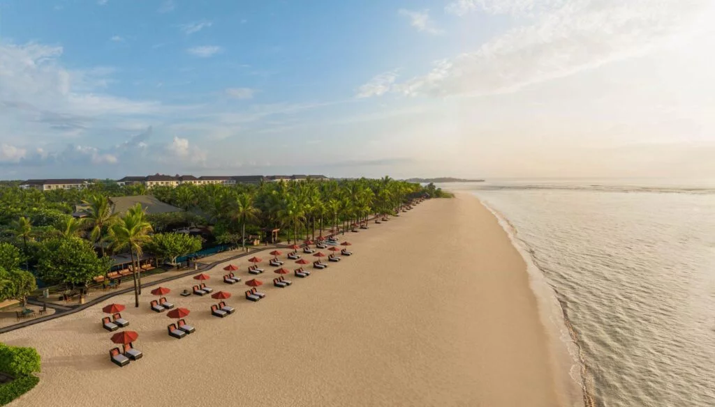 пляж у курортному готелі The St. Regis Bali