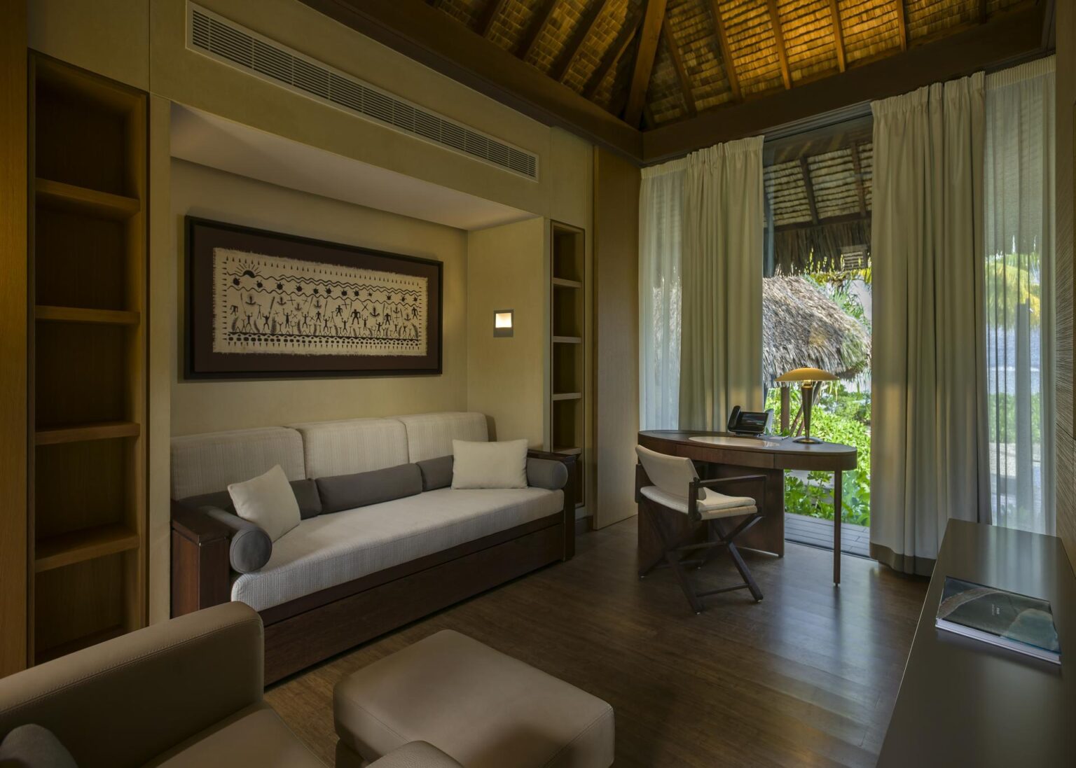 biała kanapa w salonie w stylu rustykalnym