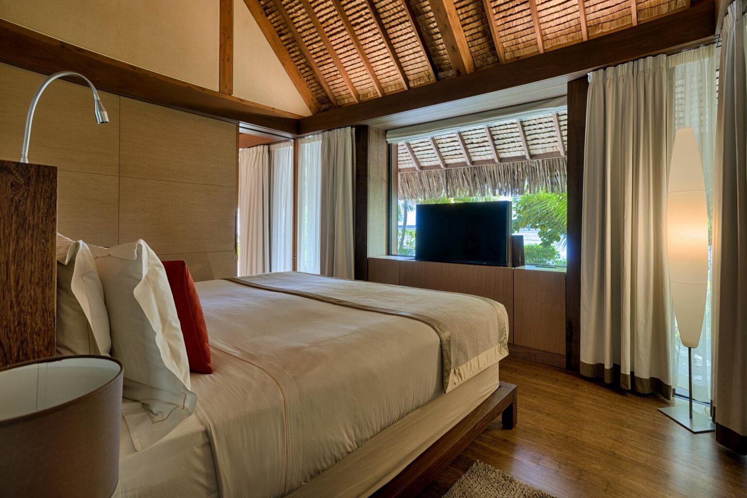 białe łózko w sypialni w stylu rustykalnym