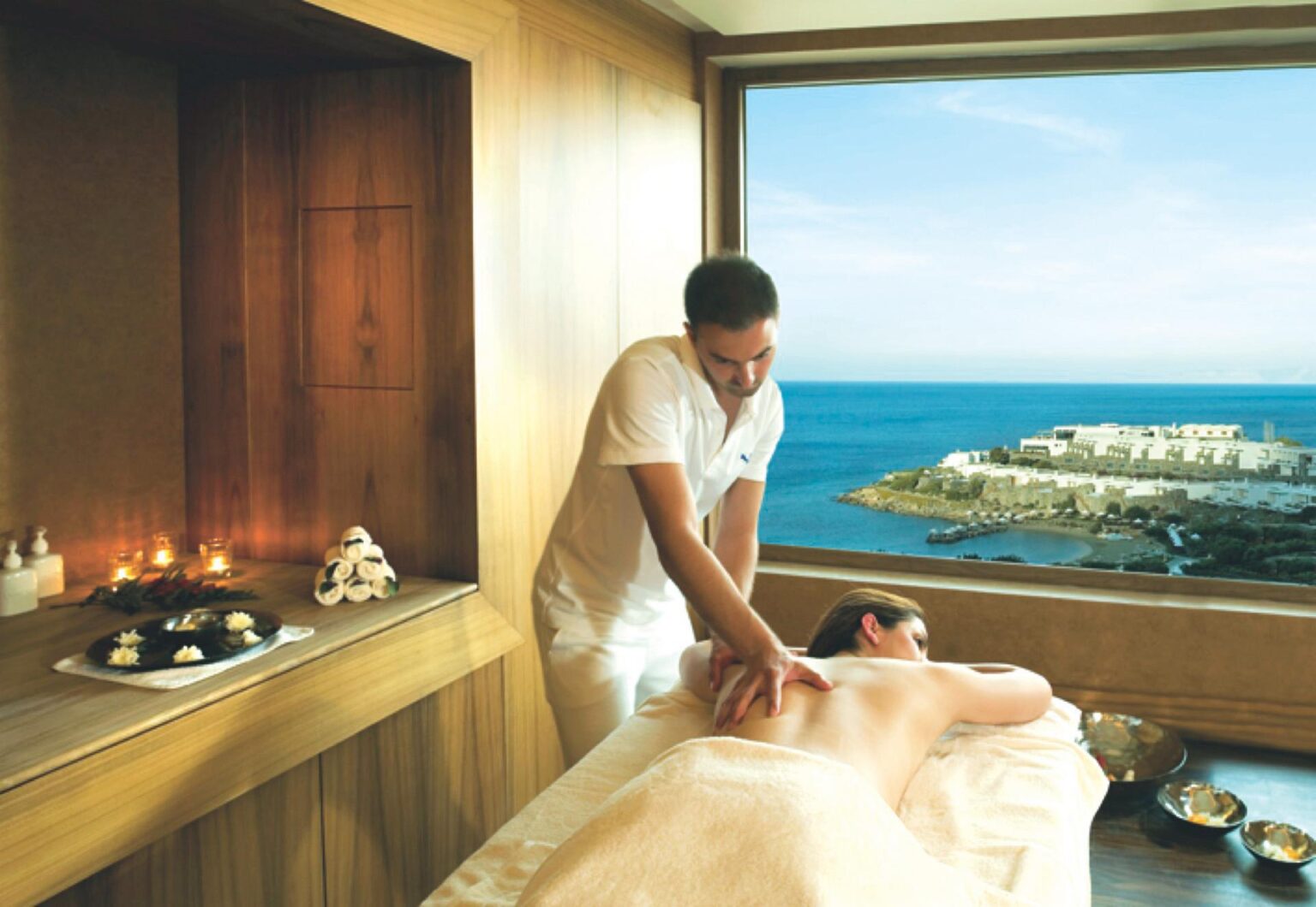 Elounda Peninsula Luxury Resort mężczyzna wykonujący zabieg spa