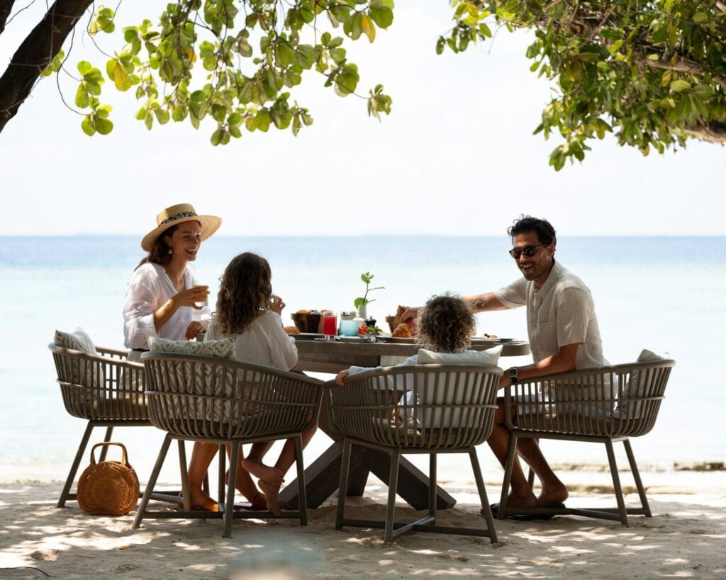 wycieczki dla Malediwy zima 2024/2025,Niezapomniane wycieczki dla Malediwy zima 2024/2025,Four Seasons Resort Maldives at Landaa Giraavaru – edukacja i zabawa w jednym,Główne atrakcje Velaa Private Island,Velaa Private Island – dla rodzin,które cenią sobie prywatność,Prywatne wille z dużymi ogrodami i basenami na Malediwach,Lekcje nurkowania dla rodzin dla Malediwach,One&Only Reethi Rah – wyjątkowe doświadczenie dla całej rodziny,Aktywne wakacje dla całej rodziny,Kierunek Malediwy na rodzinne wakacje 2024/2025,Soneva Fushi – Luksus i ekologia w harmonii z naturą