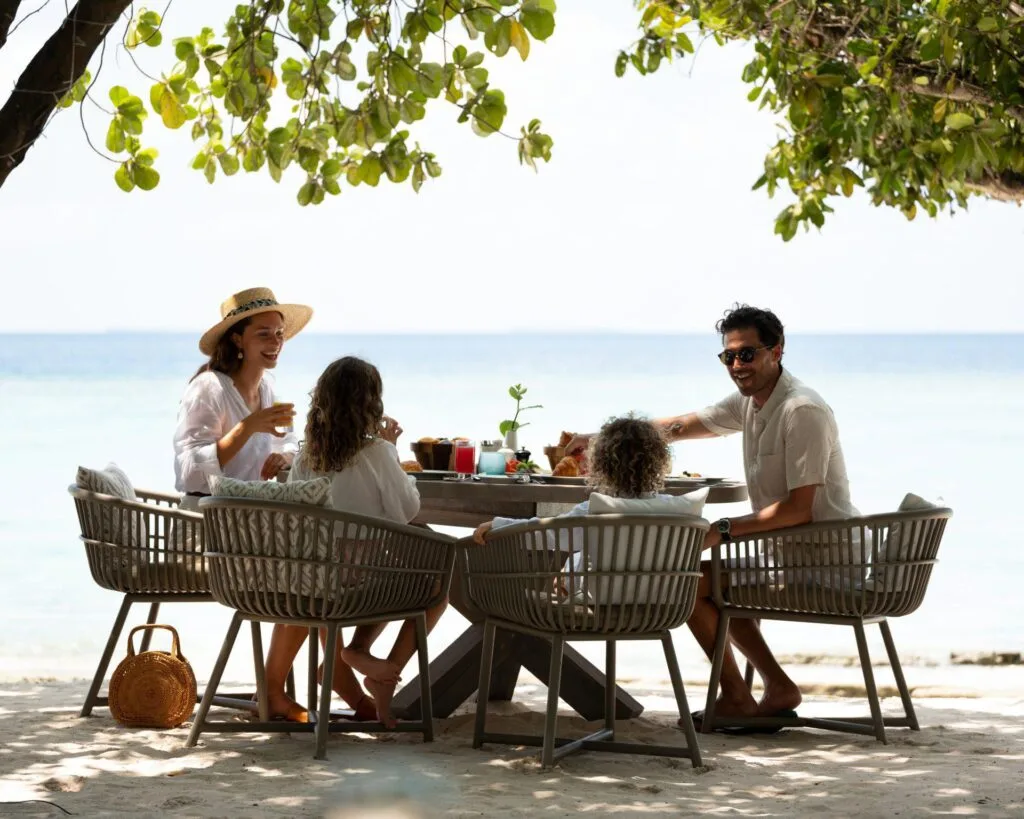 wycieczki dla Malediwy zima 2024/2025,Niezapomniane wycieczki dla Malediwy zima 2024/2025,Four Seasons Resort Maldives at Landaa Giraavaru – edukacja i zabawa w jednym,Główne atrakcje Velaa Private Island,Velaa Private Island – dla rodzin,które cenią sobie prywatność,Prywatne wille z dużymi ogrodami i basenami na Malediwach,Lekcje nurkowania dla rodzin dla Malediwach,One&Only Reethi Rah – wyjątkowe doświadczenie dla całej rodziny,Aktywne wakacje dla całej rodziny,Kierunek Malediwy na rodzinne wakacje 2024/2025,Soneva Fushi – Luksus i ekologia w harmonii z naturą