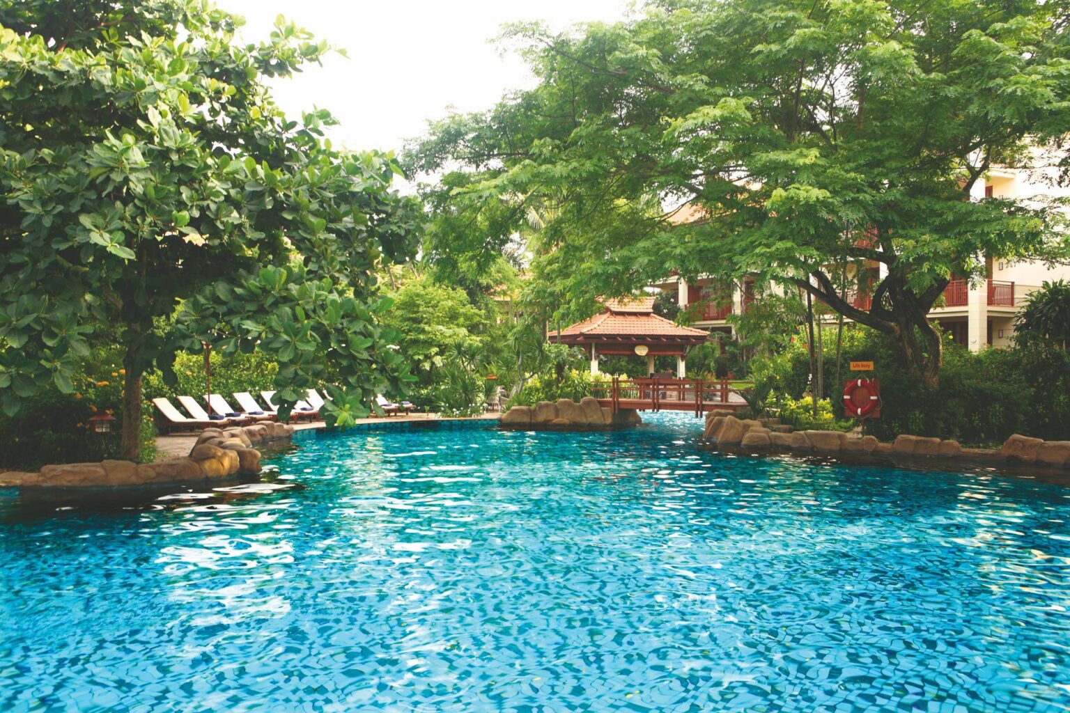 Vietnam_Danang_Furama-Resort_Lagoon-Bar.jpg
