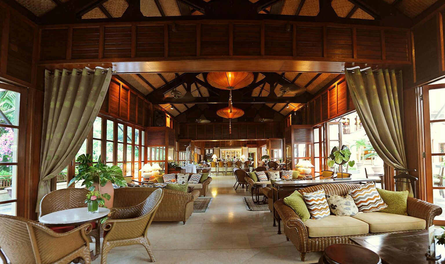Vietnam_Danang_Furama-Resort_Lobby-Hai-Van-Lounge.jpg