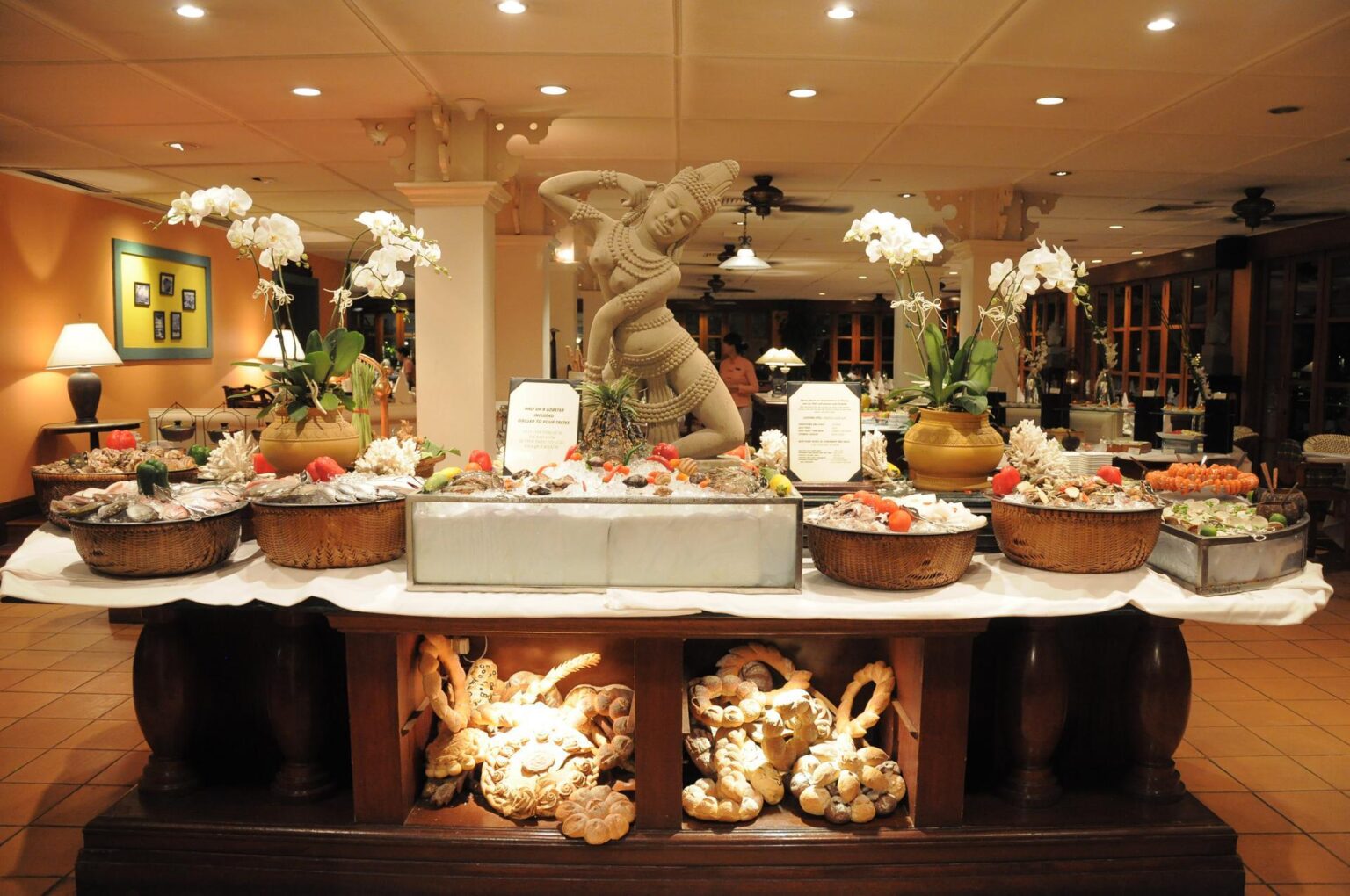 Vietnam_Danang_Furama-Resort_Restaurant_Cafe-Indochine-Decoration.jpg