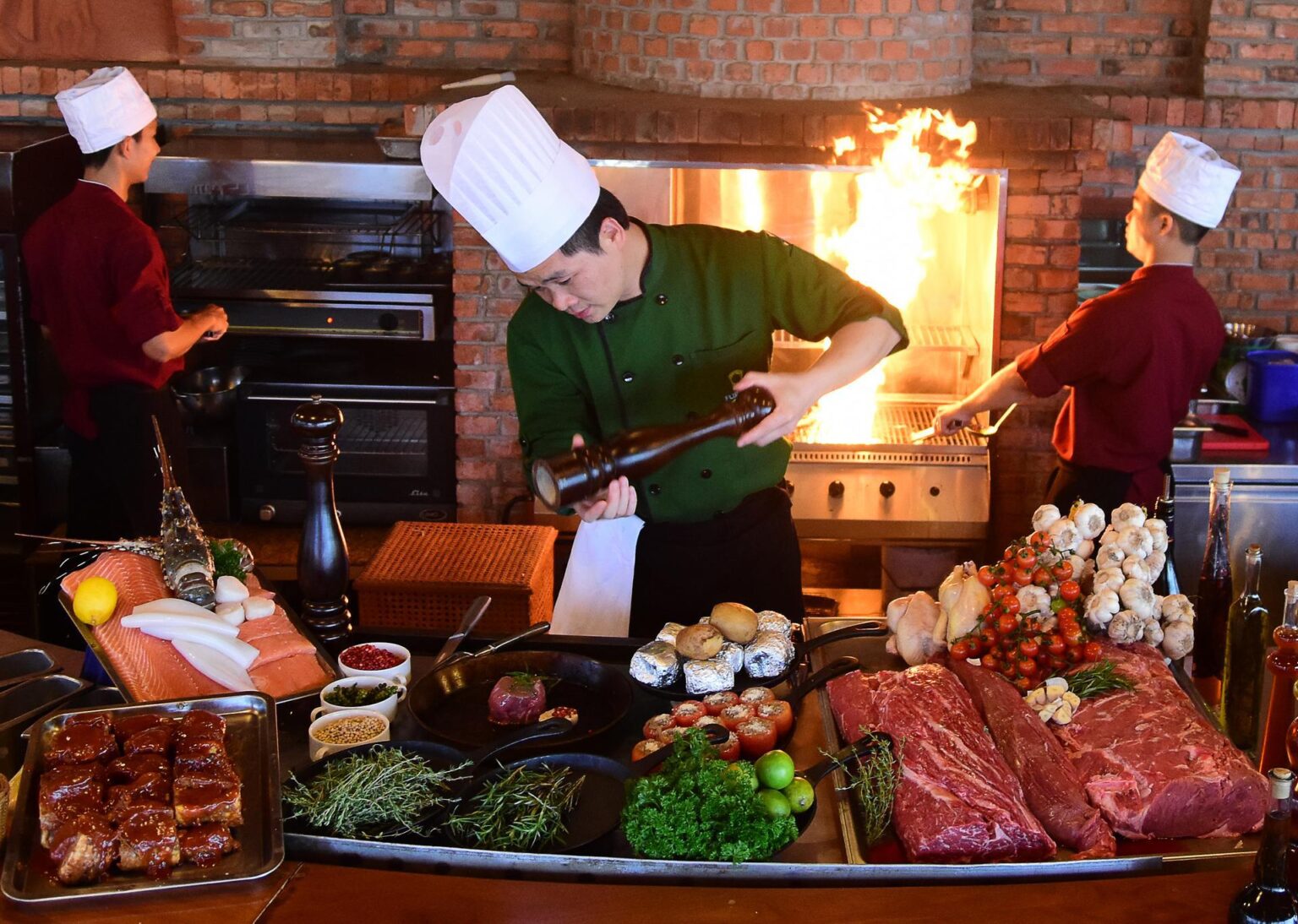 Vietnam_Danang_Furama-Resort_Restaurant_Steak-House-The-Fan_Chef.jpg
