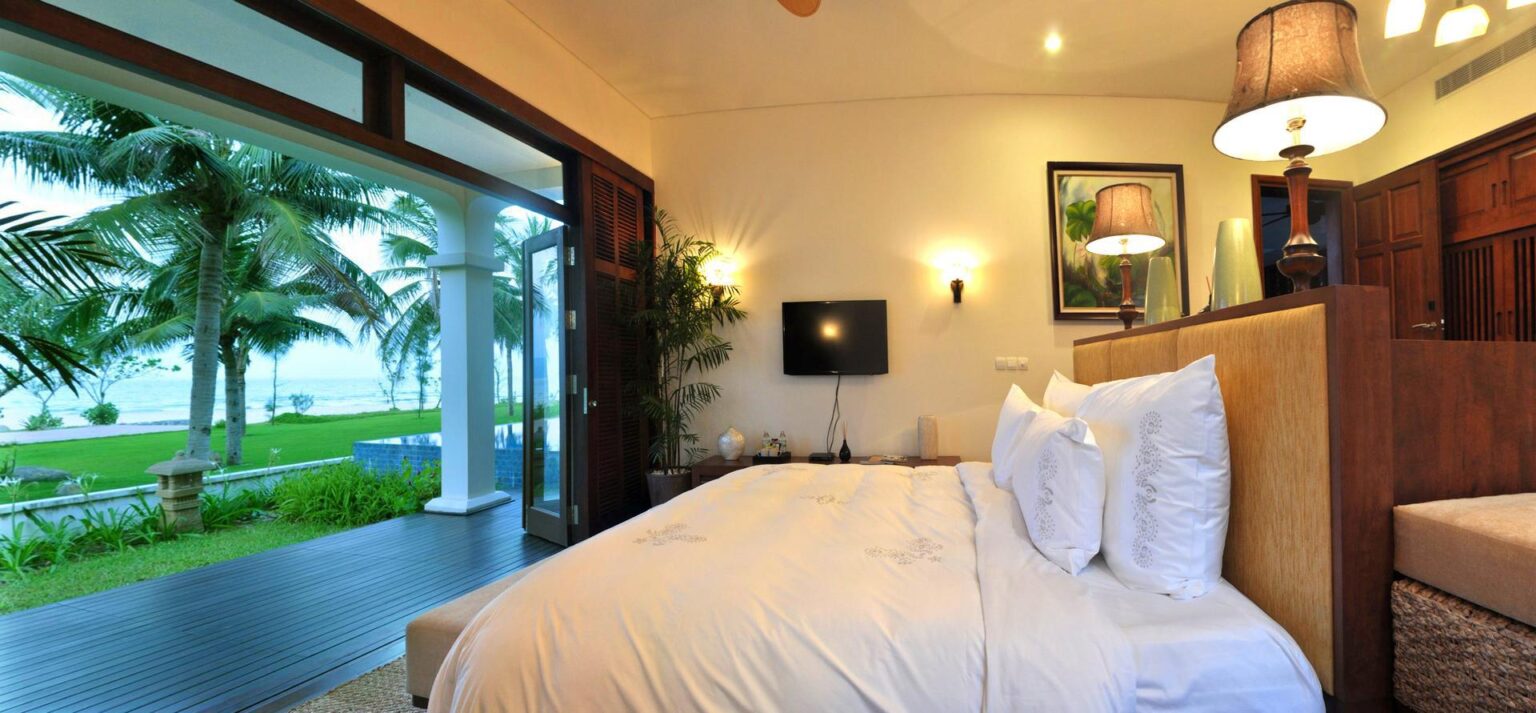 Vietnam_Danang_Furama_Villas_Beach_Pool_Villas_Bedroom-2.jpg