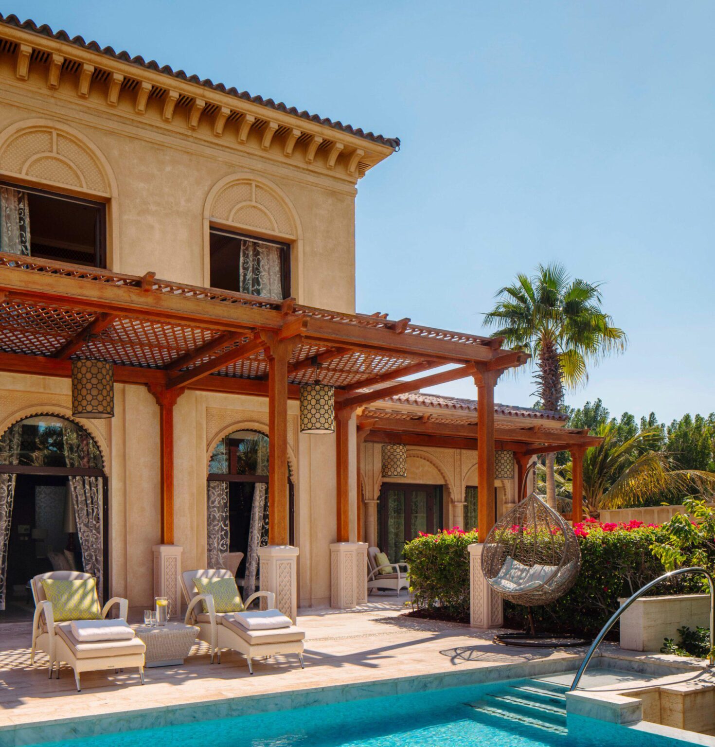 Villa Beachfront, One&Only The Palm basen zewnętrzny hotelu, baldachimy na tarasie z mozliwoscia wypoczynku