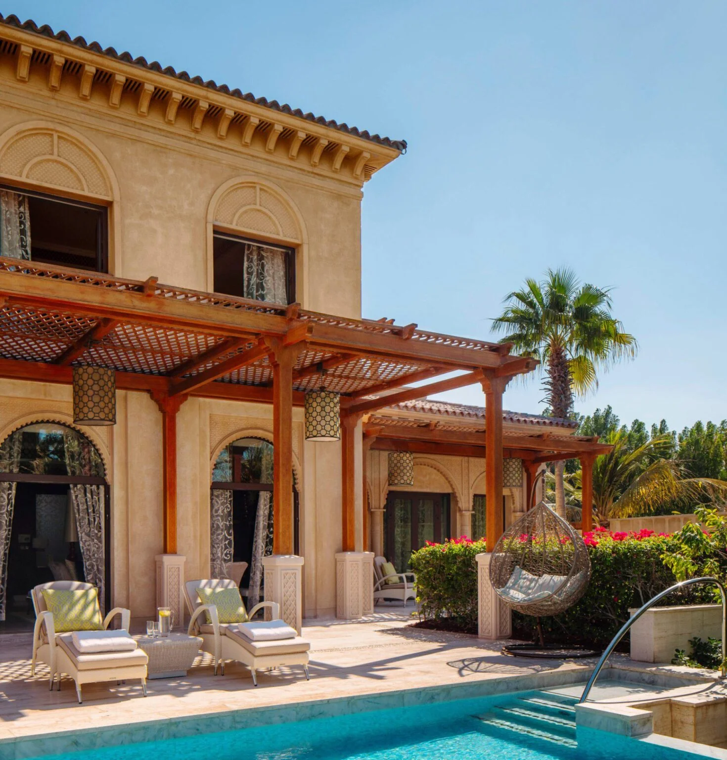 Villa Beachfront, One&Only The Palm basen zewnętrzny hotelu, baldachimy na tarasie z mozliwoscia wypoczynku