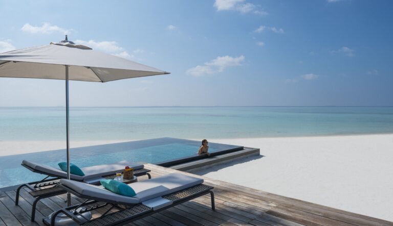 Four Seasons Maldives Private Island at Voavah,Atol Baa na Malediwach,Atrakcje na Malediwach - X - Jetblade i skutery wodne,Sypialnia z widokiem na Lagunę