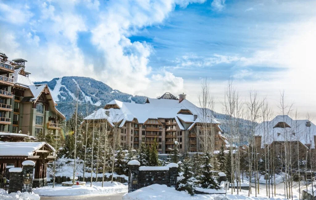 Готель і гірськолижний курорт Four Seasons Whistler – ідеальний канадський готель для відпочинку пар та сімей, розкішний готель у самому серці гір та найкращі гірськолижні курорти Канади.