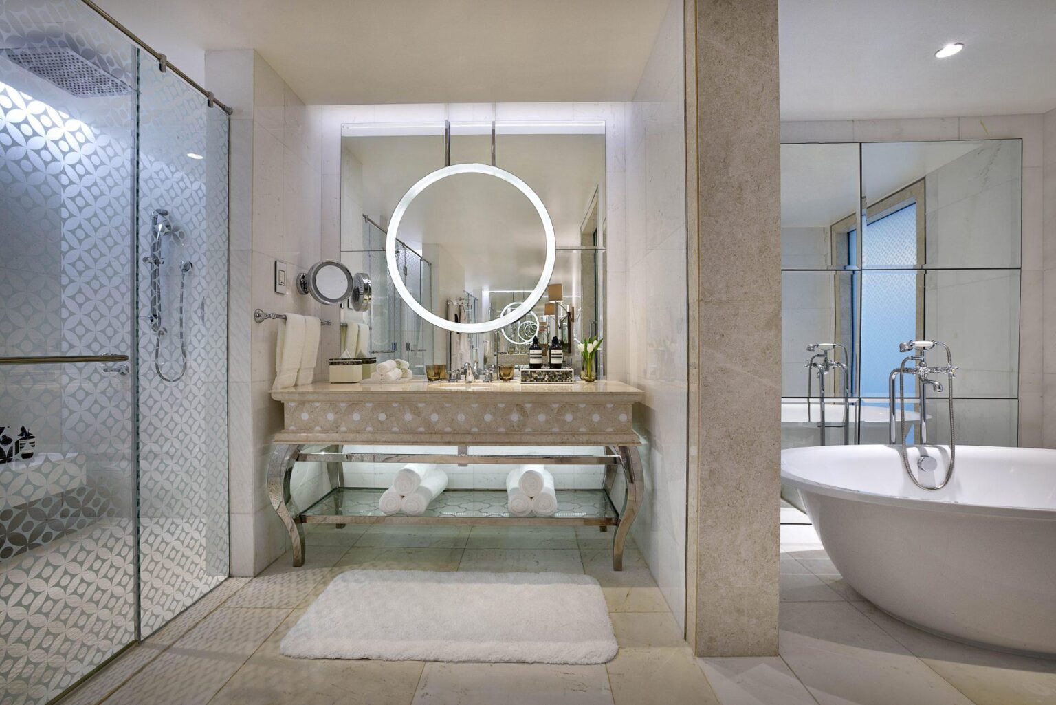 Lazienka w jasnych barwach w hotelu Waldorf Astoria Dubai Palm Jumeirah