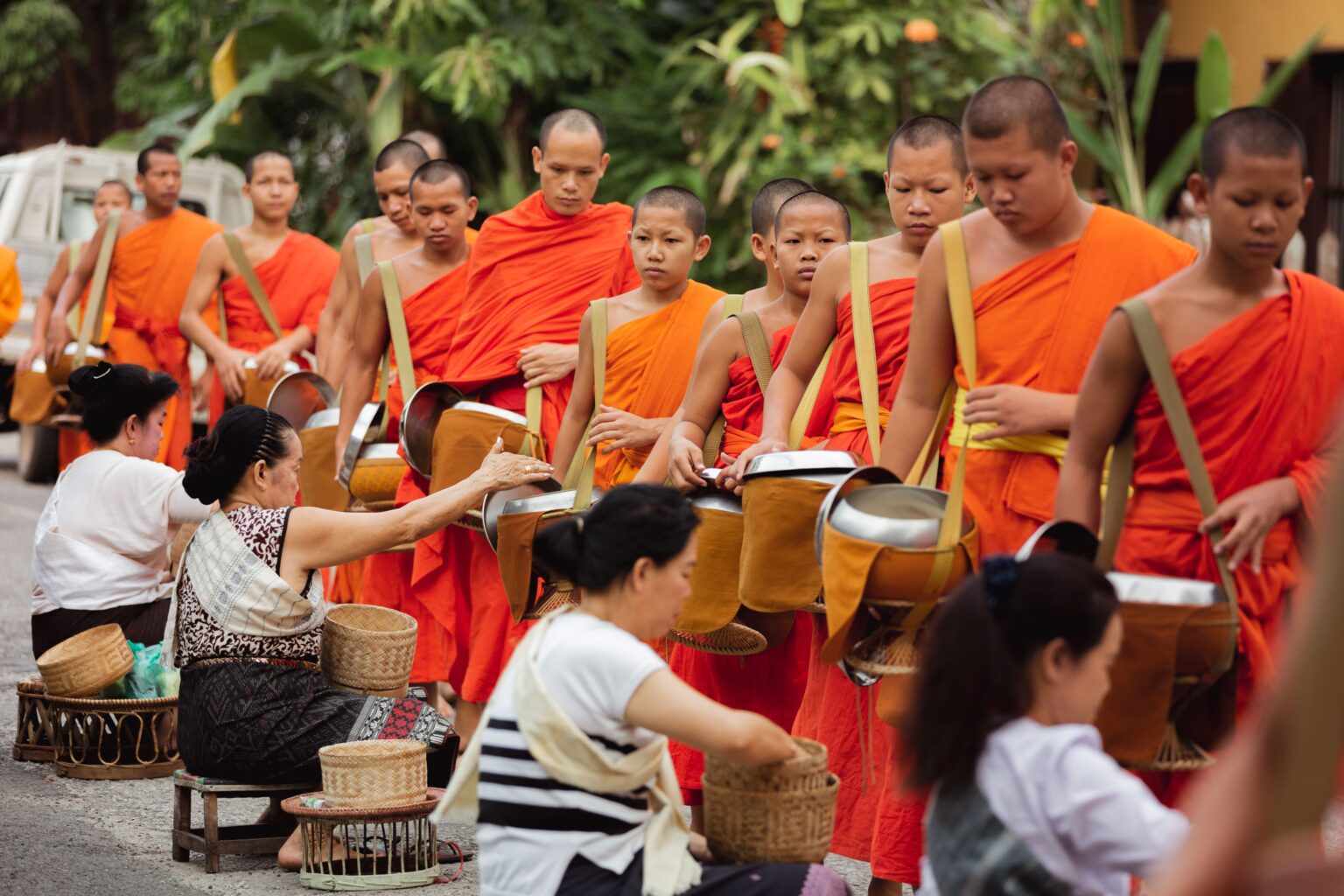 amantaka_alms_offering-5414.jpg