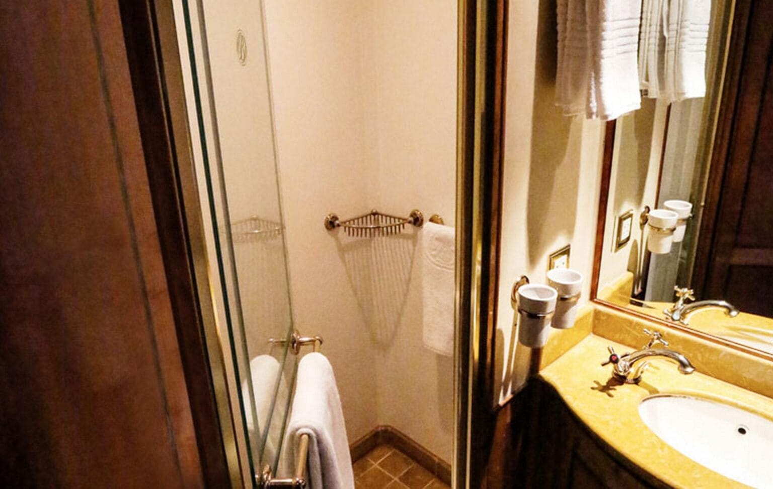 deluxe-suites-2.jpg