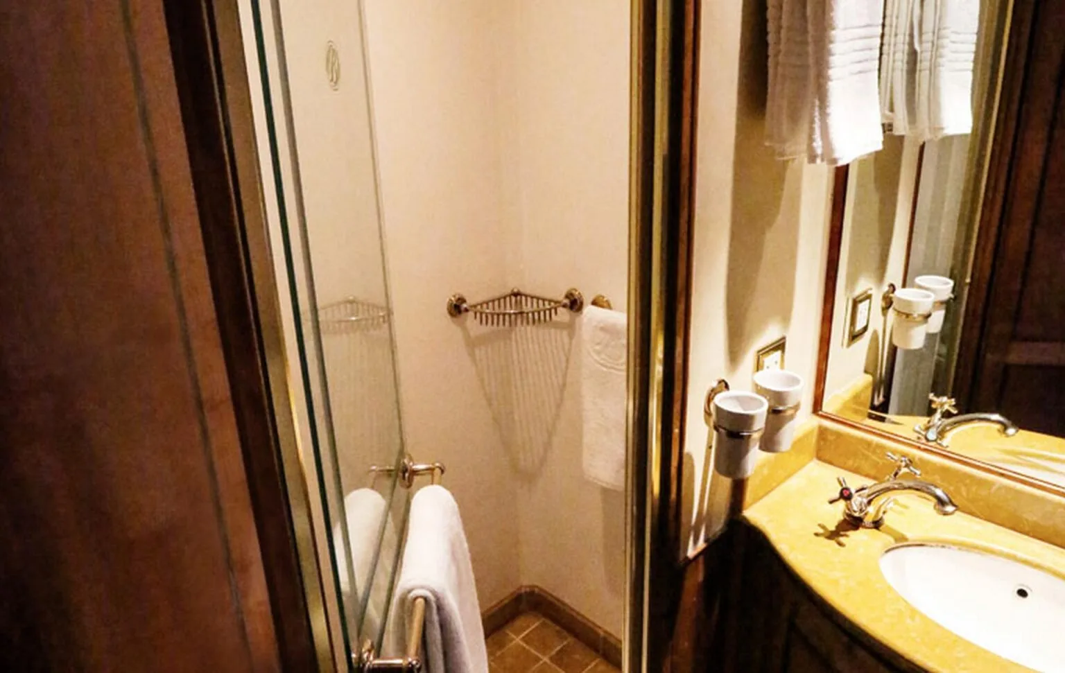 deluxe-suites-2.jpg