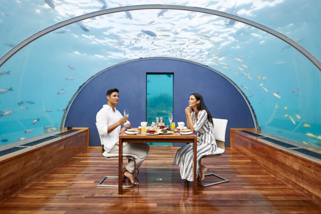 Only BLUE w hotelu OBLU Select Lobigili,Podwodne restauracje na Malediwach,Najpiękniejsze restauracje i fine dining pod wodą,Kolacja na Malediwach kilka metrów pod oceanem?