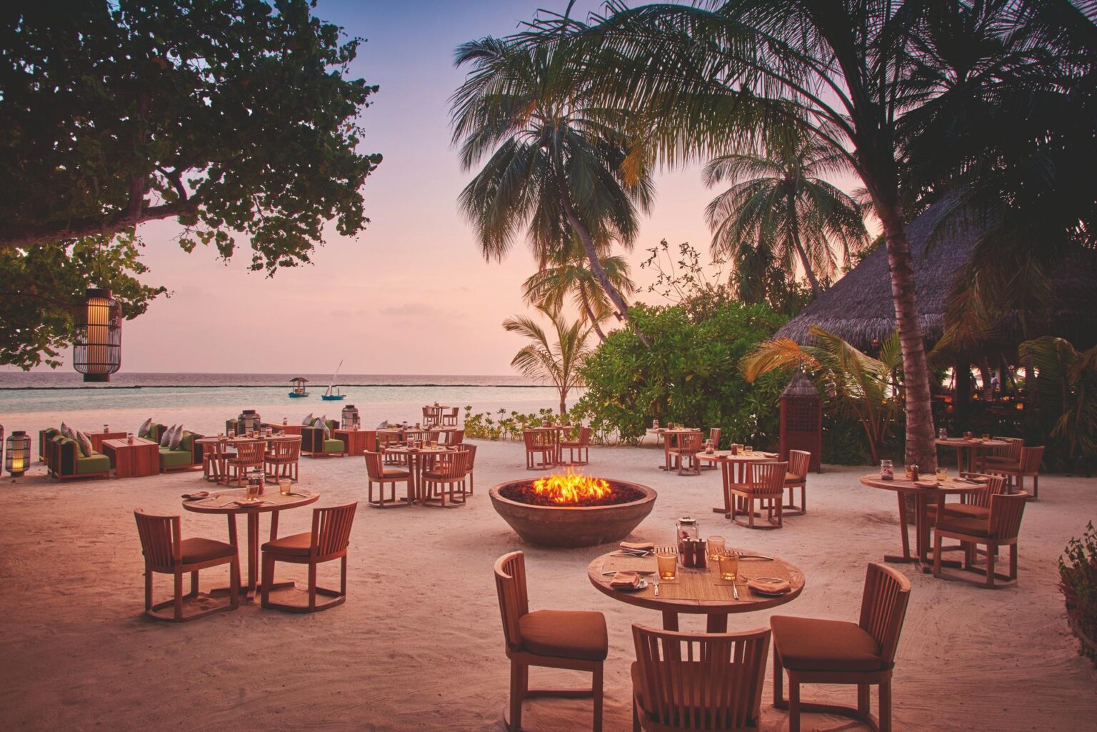 halaveli-maldives-2016-meeru-restaurant-01.jpg
