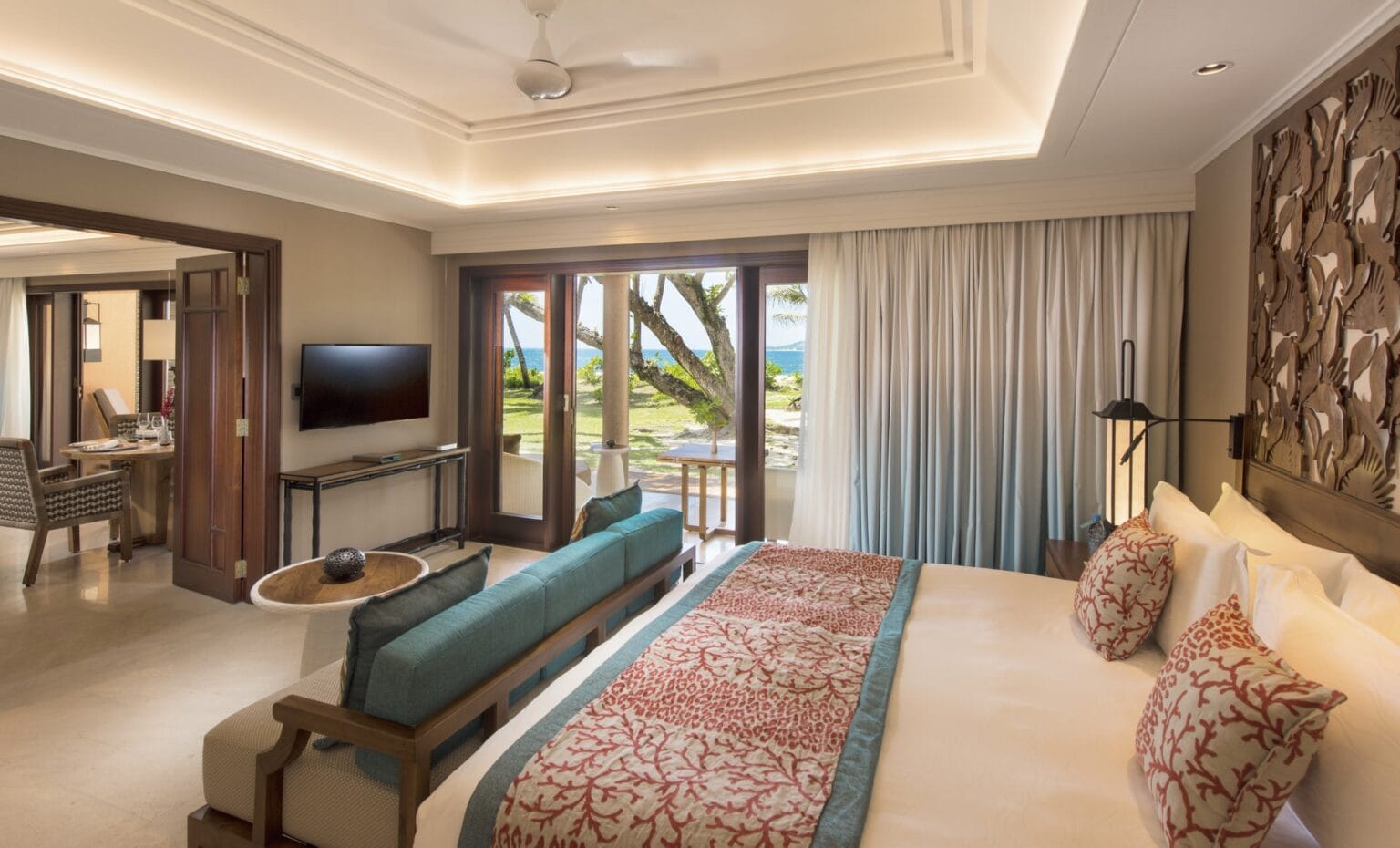 lemuria-seychelles-2016-ab-senior-suite-bedroom-02.jpg