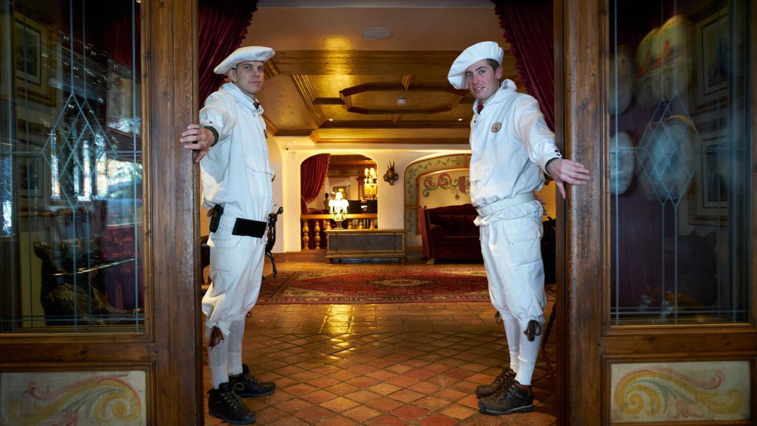 les-airelles-hotel-palace-luxe-5-etoiles-courchevel-accueil-chausseurs-entree-reception.jpg