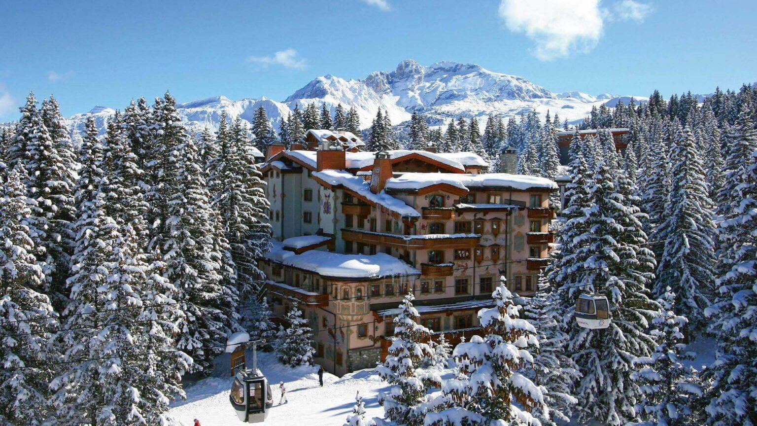 les-airelles-hotel-palace-luxe-5-etoiles-courchevel-hotel-vue-exterieure-hiver-neige.jpg