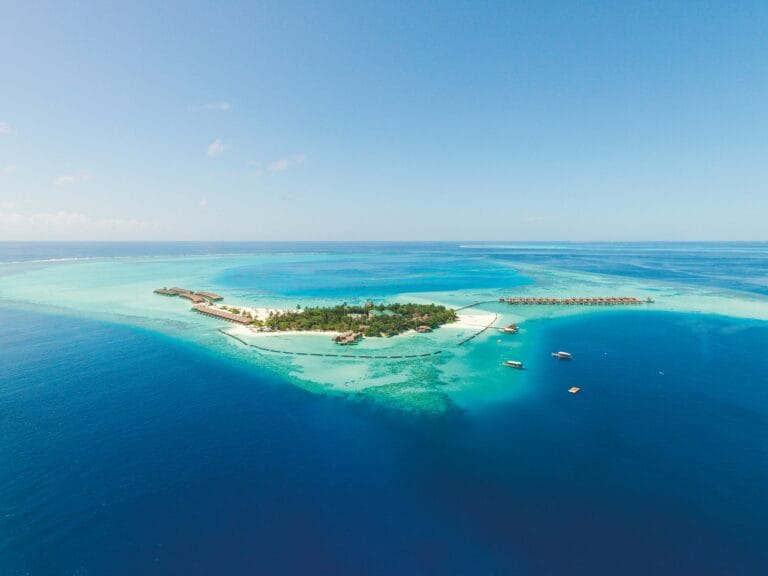 Constance Moofushi,Wyspa Himandhoo,Południowy Ari Atoll jest uważany za jeden z najlepszych terenów do nurkowania na świecie,Wille na turkusowej wodzie Malediwów