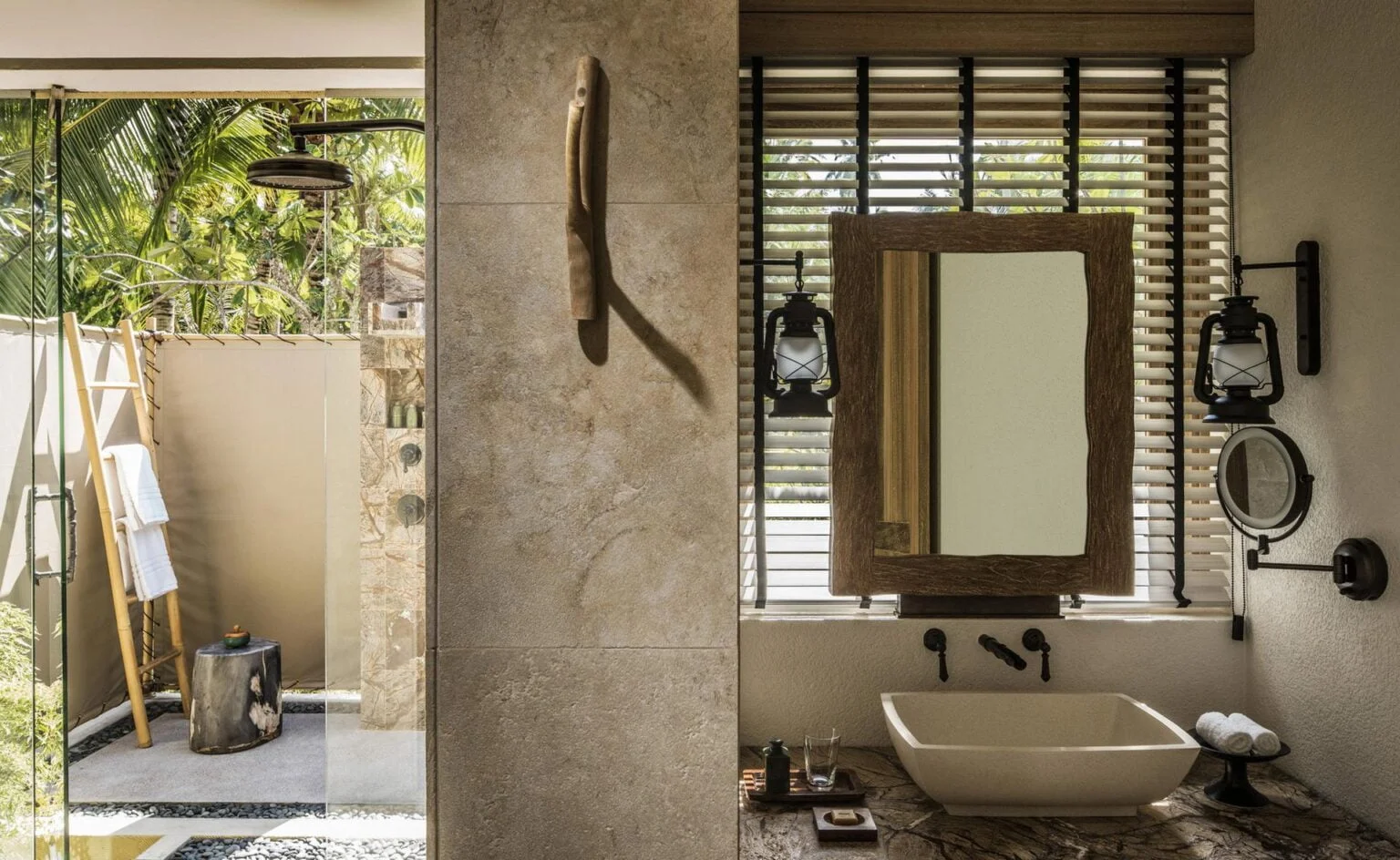 Ванна кімната в японському стилі з коричневим дзеркалом