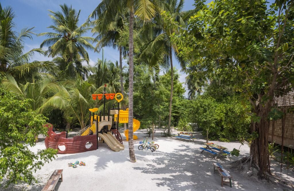 wycieczki dla Malediwy zima 2024/2025,Niezapomniane wycieczki dla Malediwy zima 2024/2025,Four Seasons Resort Maldives at Landaa Giraavaru – edukacja i zabawa w jednym,Główne atrakcje Velaa Private Island,Velaa Private Island – dla rodzin,które cenią sobie prywatność,Prywatne wille z dużymi ogrodami i basenami na Malediwach,Lekcje nurkowania dla rodzin dla Malediwach,One&Only Reethi Rah – wyjątkowe doświadczenie dla całej rodziny,Aktywne wakacje dla całej rodziny,Kierunek Malediwy na rodzinne wakacje 2024/2025,Soneva Fushi – Luksus i ekologia w harmonii z naturą