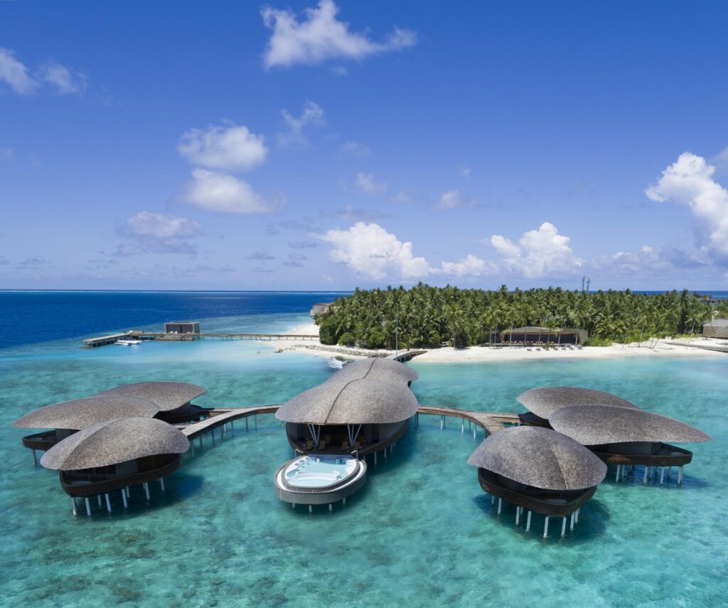 The St. Regis Maldives Vommuli Resort,Resort z atrakcjami dla dzieci jak i dla dorosłych,Wyjątkowe wille na wodzie w samym sercu Malediwów,wille na wodzie,Hotel z dbałością o środowisko na Malediwach