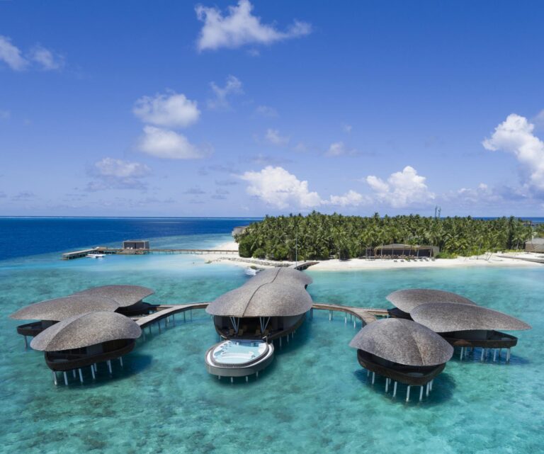 The St. Regis Maldives Vommuli Resort,Resort z atrakcjami dla dzieci jak i dla dorosłych,Wyjątkowe wille na wodzie w samym sercu Malediwów,wille na wodzie,Hotel z dbałością o środowisko na Malediwach