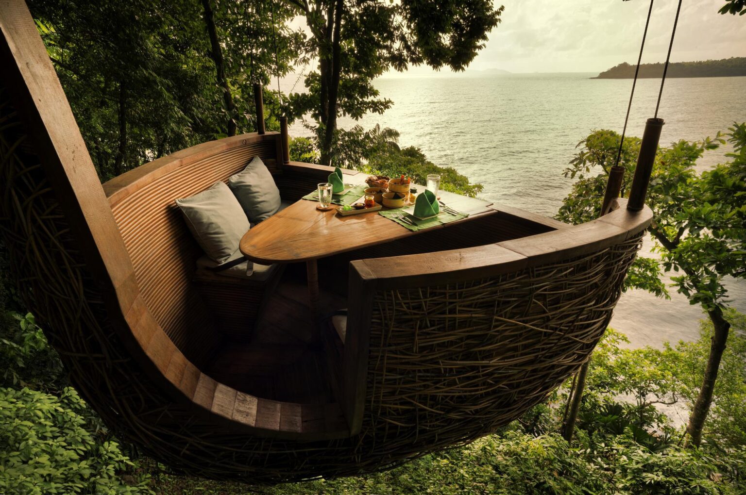 tree-pod-dining-soneva-kiri-paul-raeside.jpg