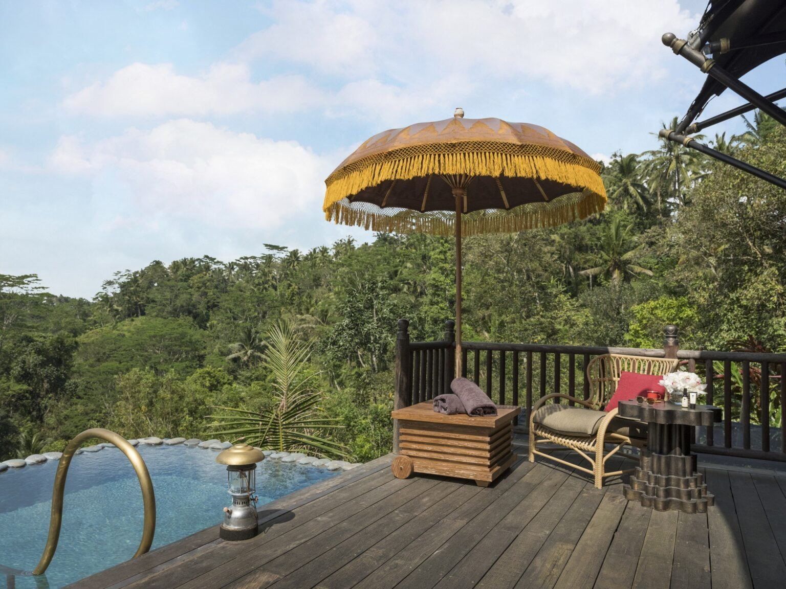 ubud-accommodation-kelikivalleytent-infinity-saltwaterpool.jpg