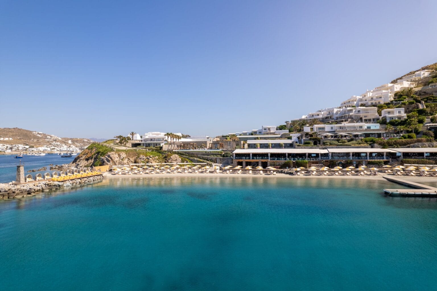 widok z morza na hotel Santa Marina Mykonos - otoczenie hotelu
