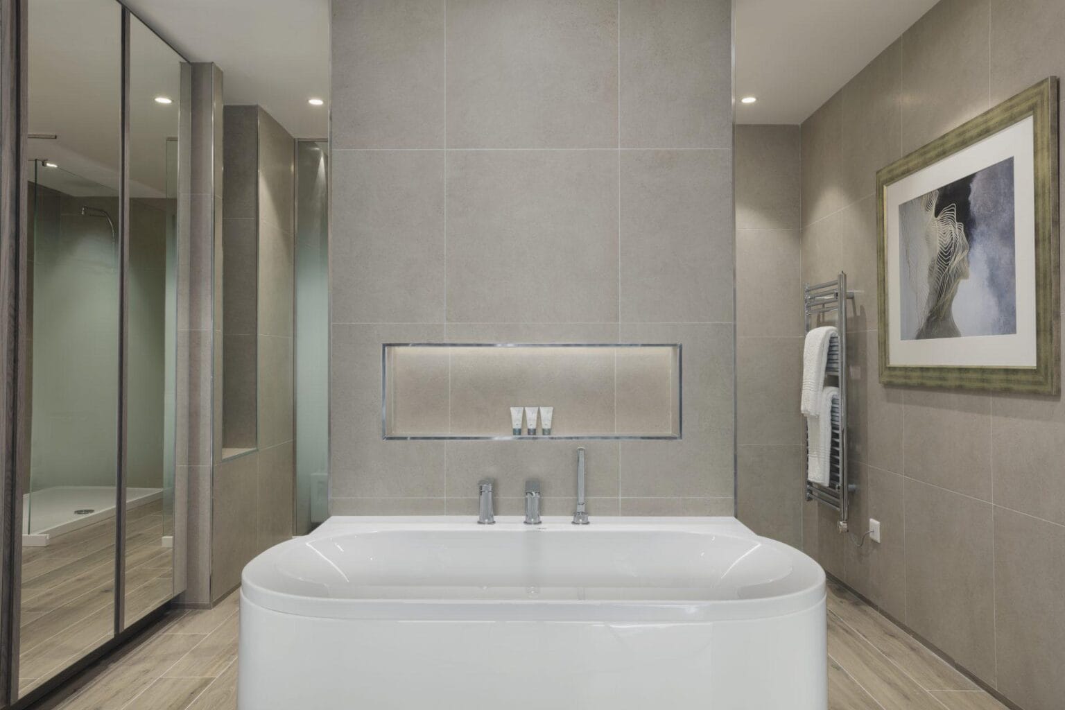 13.-Luxury-Bay-Suite-Bathroom.jpg