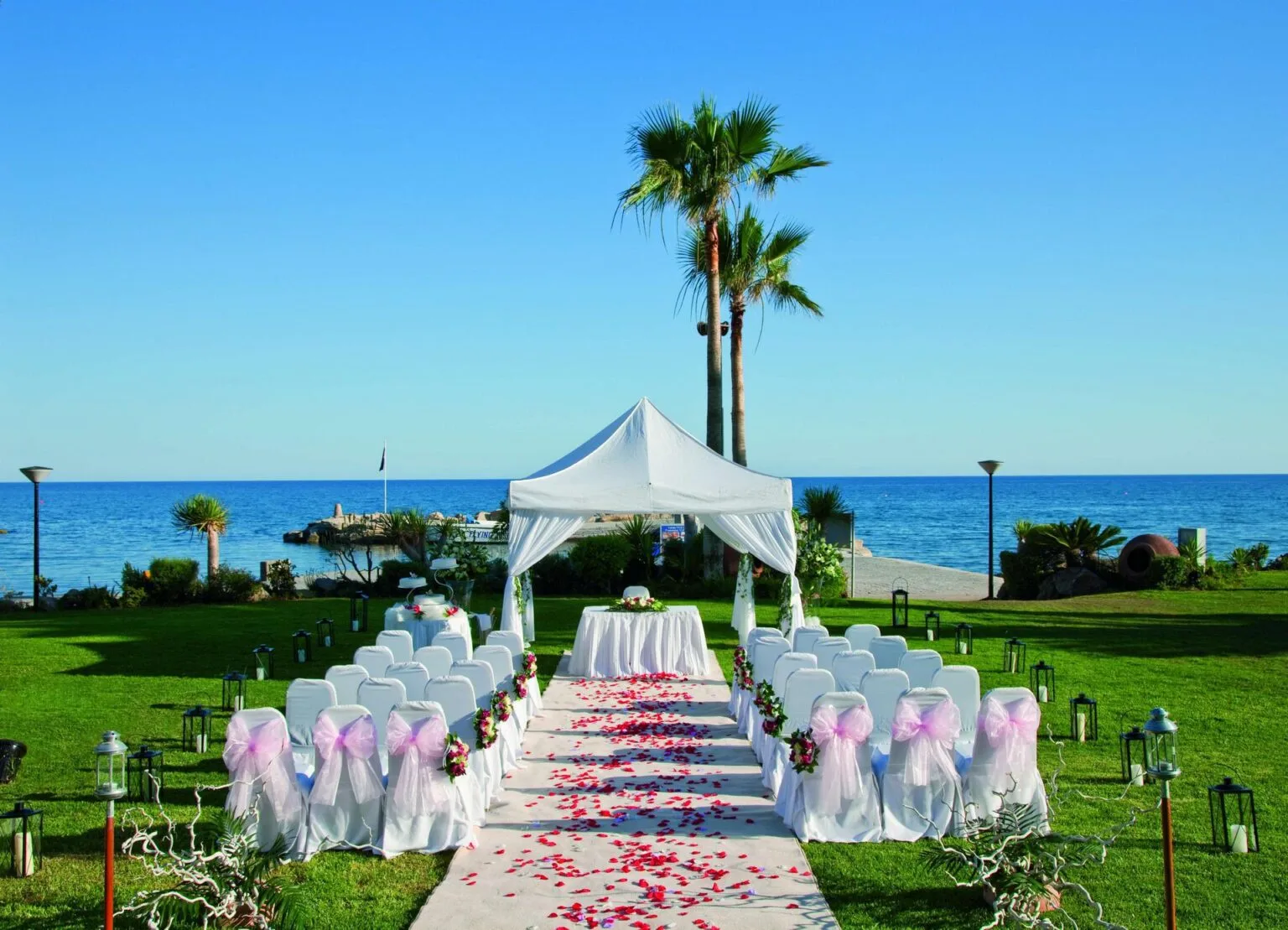 27854638-H1-Wedding-set-up-in-gardens