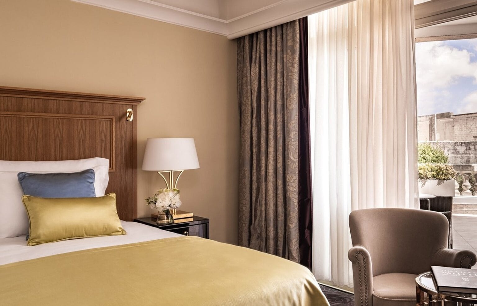 4-Malta-Corinthia-Palace-Hotel-Spa-room.jpg