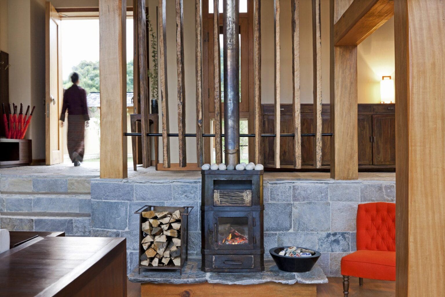 49329800-H1-Living_Room_and_Entrance.jpg