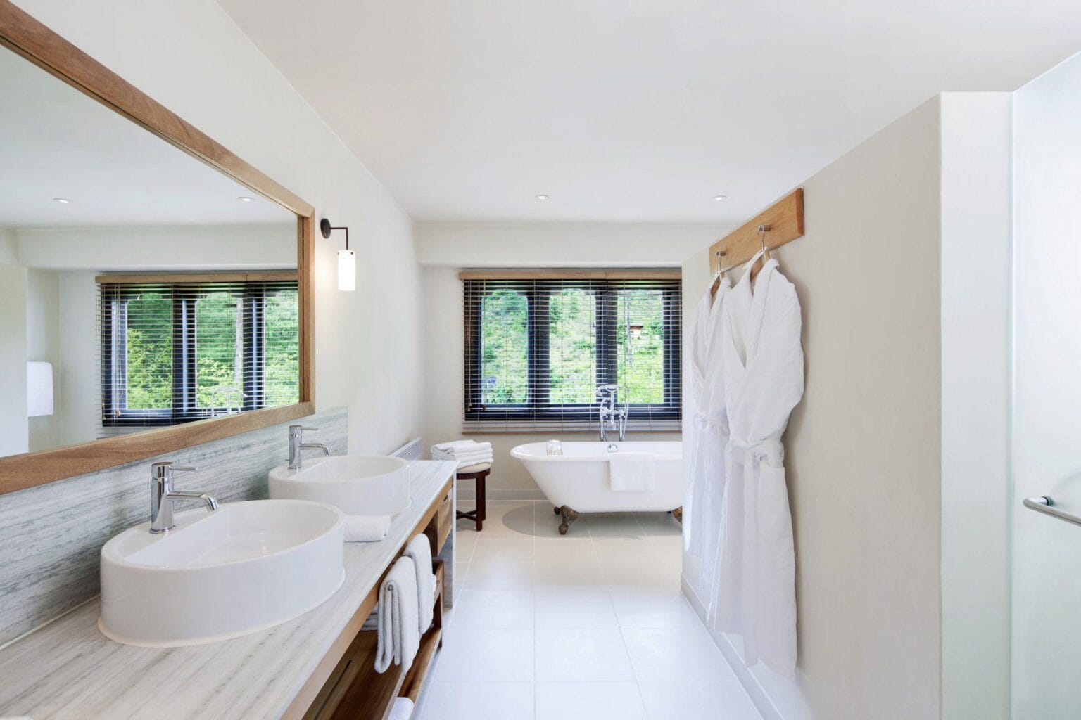 50404463-H1-COMO_Suite_Bathroom.jpg