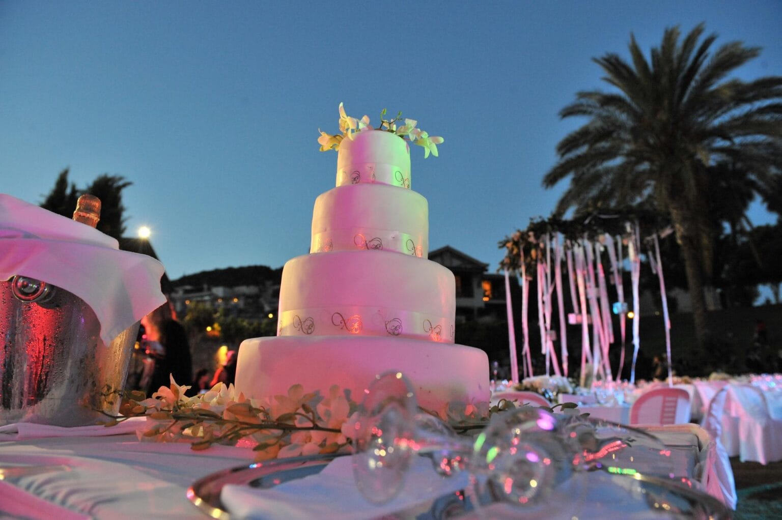 58032374-H1-wedding_cake_2