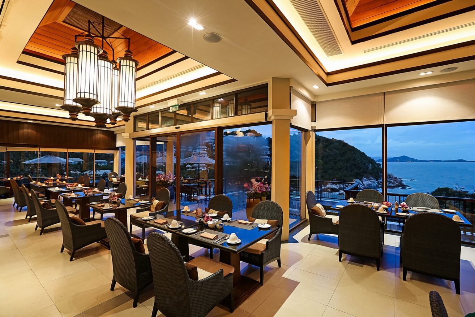 68262792-H1-BTTHSM_PC_1114_dining_the_edge_HR0004.jpg