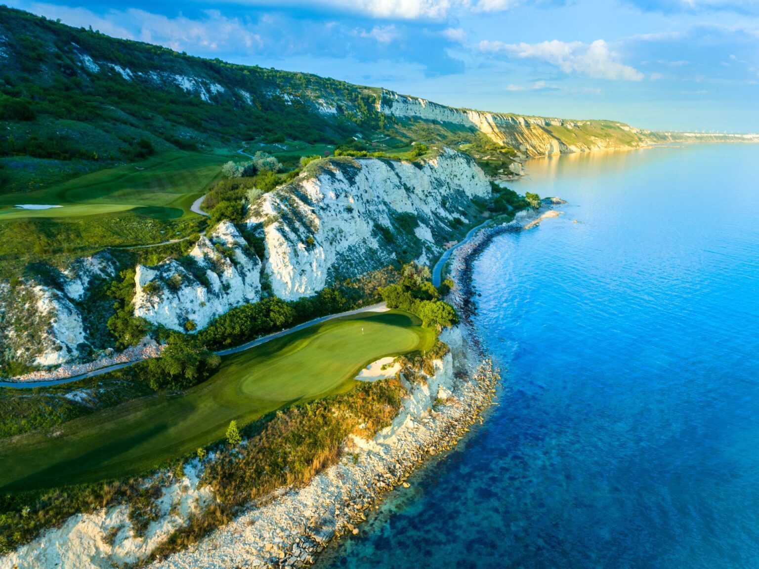 Complejo de playa y golf Thracian Cliffs | CARTER.EU