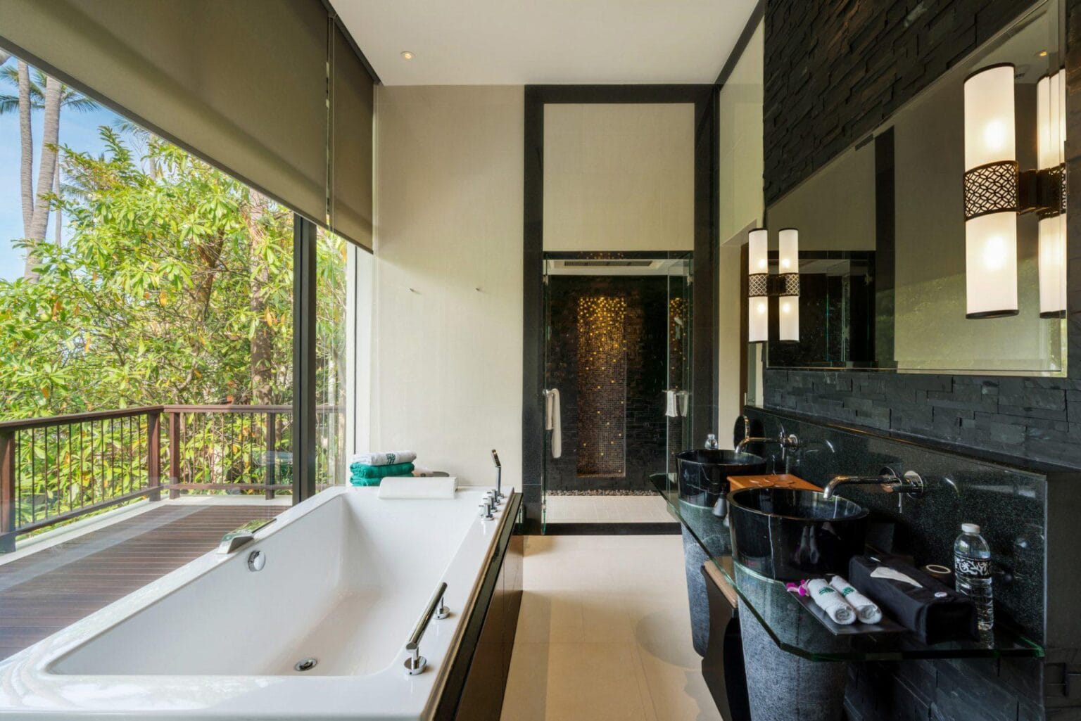 74914593-H1-BTTHSM_PC_0316_guest_room_bathroom_HR0001.jpg