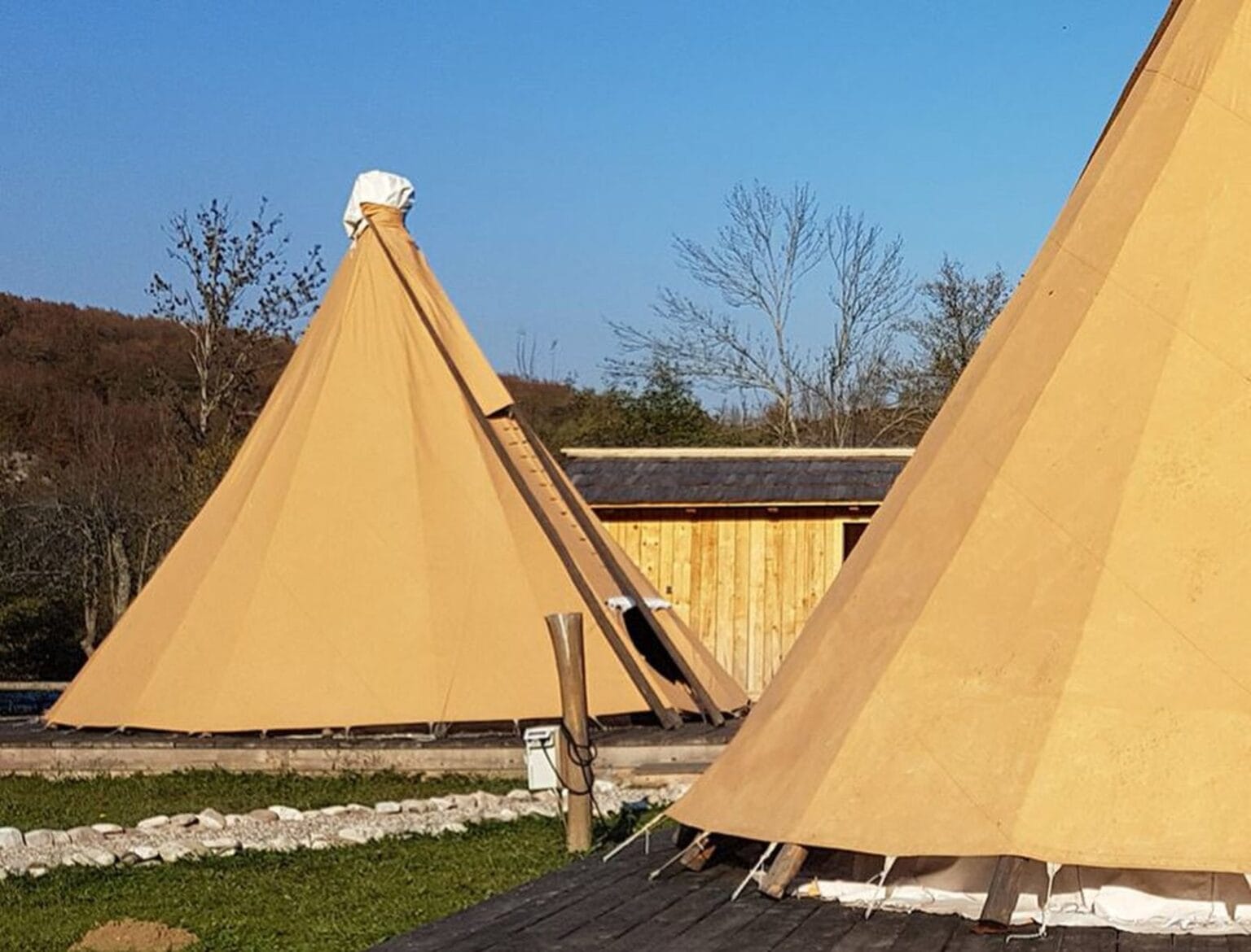 9-Chorwacja-Linden-Tree-Retreat-Ranch-Velika-Plana-Lakota-Tipi.jpg